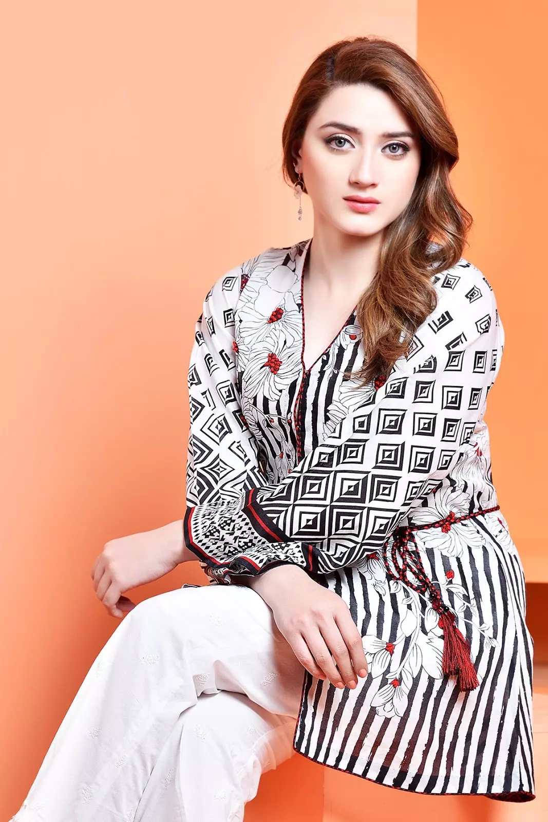 Buy online Black & White Kurti With Contrast Neckline from Kurta Kurtis for  Women by Kilol for ₹890 at 0% off | 2024 Limeroad.com